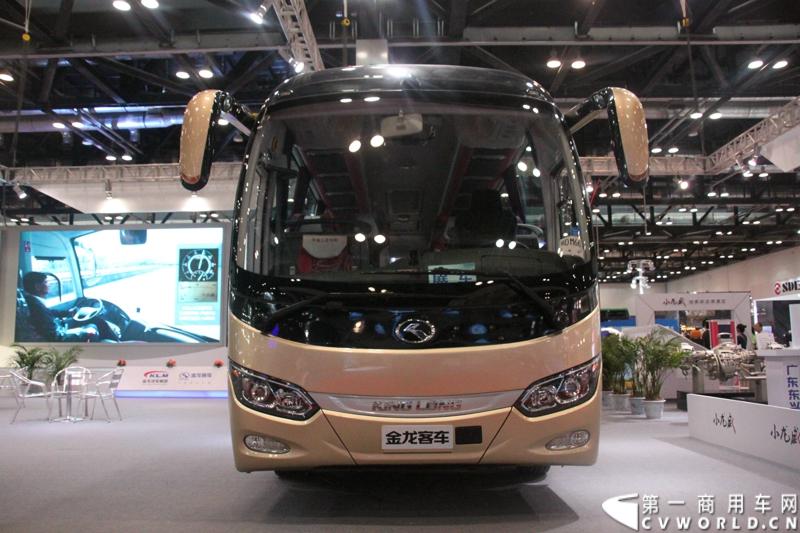 本次车展，大金龙以“缔造新时代绿动新未来”为参展主题，携旗下小龙威XMQ6901AY、纯电动公交车XMQ6111AGBEV、插电式混合动力XMQ6119AGHEV1、快速充电巴士XMQ6661AGBEV四款产品亮相。图为现场展示的大金龙小龙威中巴客车。