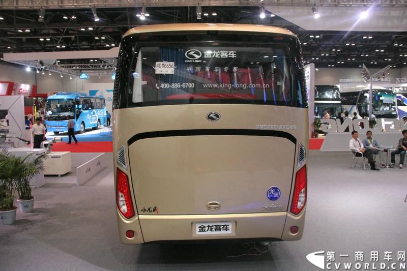 本次车展，大金龙以“缔造新时代绿动新未来”为参展主题，携旗下小龙威XMQ6901AY、纯电动公交车XMQ6111AGBEV、插电式混合动力XMQ6119AGHEV1、快速充电巴士XMQ6661AGBEV四款产品亮相。图为现场展示的大金龙小龙威中巴客车。