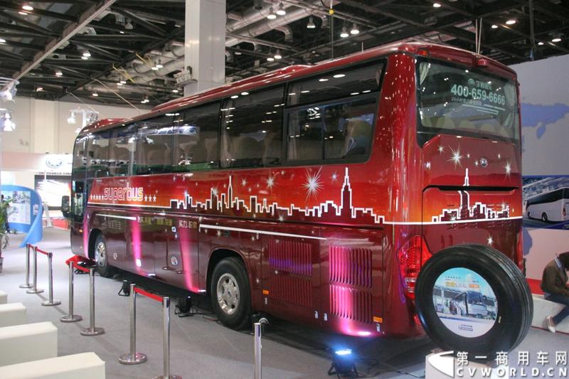 5月14日，2014北京国际道路运输车辆展正式拉开帷幕。本届车展上，客车行业龙头企业宇通客车携5款自主研发精品车型参展，涵盖公路客车、纯电动客车、插电式混合动力客车、景区观光车。图为宇通客车展示的ZK6118HN8Y LNG超级客车 。