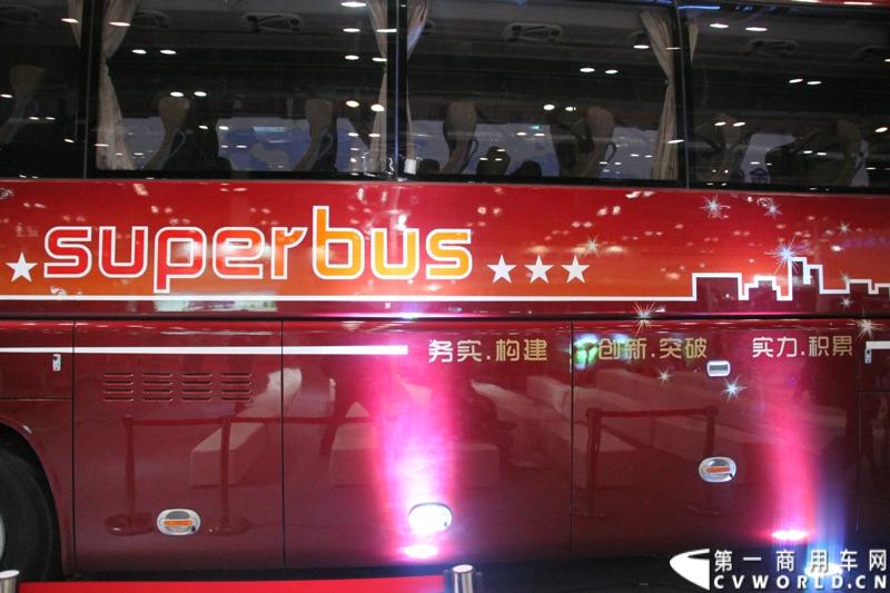 5月14日，2014北京国际道路运输车辆展正式拉开帷幕。本届车展上，客车行业龙头企业宇通客车携5款自主研发精品车型参展，涵盖公路客车、纯电动客车、插电式混合动力客车、景区观光车。图为宇通客车展示的ZK6118HN8Y LNG超级客车 。