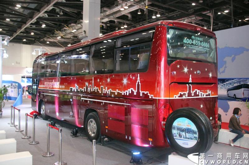 5月14日，2014北京国际道路运输车辆展正式拉开帷幕。本届车展上，客车行业龙头企业宇通客车携5款自主研发精品车型参展，涵盖公路客车、纯电动客车、插电式混合动力客车、景区观光车。图为宇通客车展示的ZK6118HN8Y LNG超级客车 。