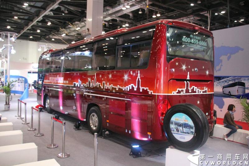 5月14日，2014北京国际道路运输车辆展正式拉开帷幕。本届车展上，客车行业龙头企业宇通客车携5款自主研发精品车型参展，涵盖公路客车、纯电动客车、插电式混合动力客车、景区观光车。图为宇通客车展示的ZK6118HN8Y LNG超级客车 。