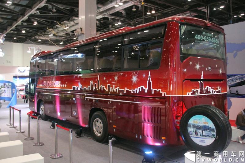 5月14日，2014北京国际道路运输车辆展正式拉开帷幕。本届车展上，客车行业龙头企业宇通客车携5款自主研发精品车型参展，涵盖公路客车、纯电动客车、插电式混合动力客车、景区观光车。图为宇通客车展示的ZK6118HN8Y LNG超级客车 。