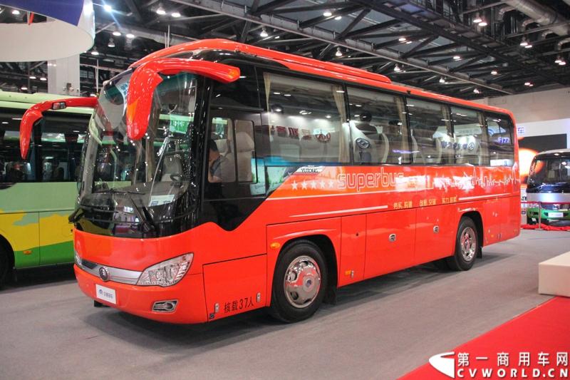 5月14日，2014北京国际道路运输车辆展正式拉开帷幕。本届车展上，客车行业龙头企业宇通客车携5款自主研发精品车型参展，涵盖公路客车、纯电动客车、插电式混合动力客车、景区观光车。图为宇通客车展示的ZK6876H1Y超级客车。