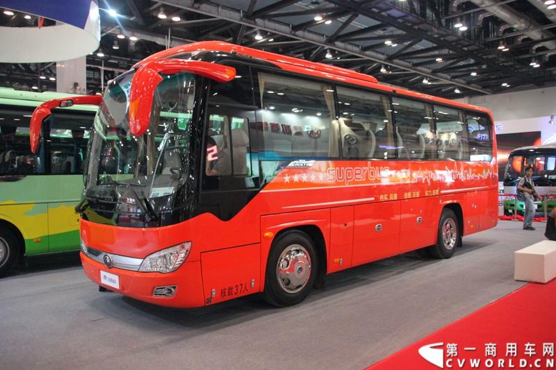 5月14日，2014北京国际道路运输车辆展正式拉开帷幕。本届车展上，客车行业龙头企业宇通客车携5款自主研发精品车型参展，涵盖公路客车、纯电动客车、插电式混合动力客车、景区观光车。图为宇通客车展示的ZK6876H1Y超级客车。
