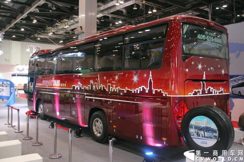 5月14日，2014北京国际道路运输车辆展正式拉开帷幕。本届车展上，客车行业龙头企业宇通客车携5款自主研发精品车型参展，涵盖公路客车、纯电动客车、插电式混合动力客车、景区观光车。图为宇通客车展示的ZK6118HN8Y LNG超级客车 。