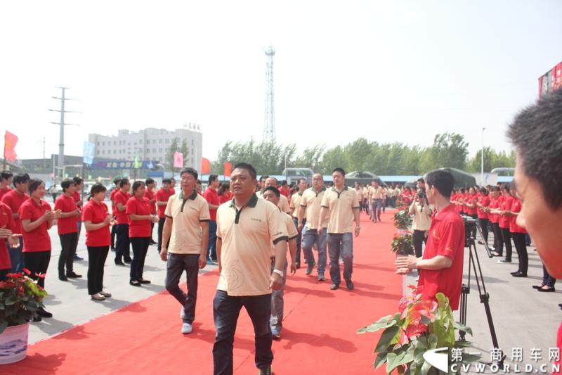 5月14日，山东皓宇橡胶有限公司（生产犇牛轮胎）在山东寿光凯莱大酒店举行皓宇集团五周年庆典暨品牌研讨会。来自全国的近200位经销商以及媒体参加了庆典活动。