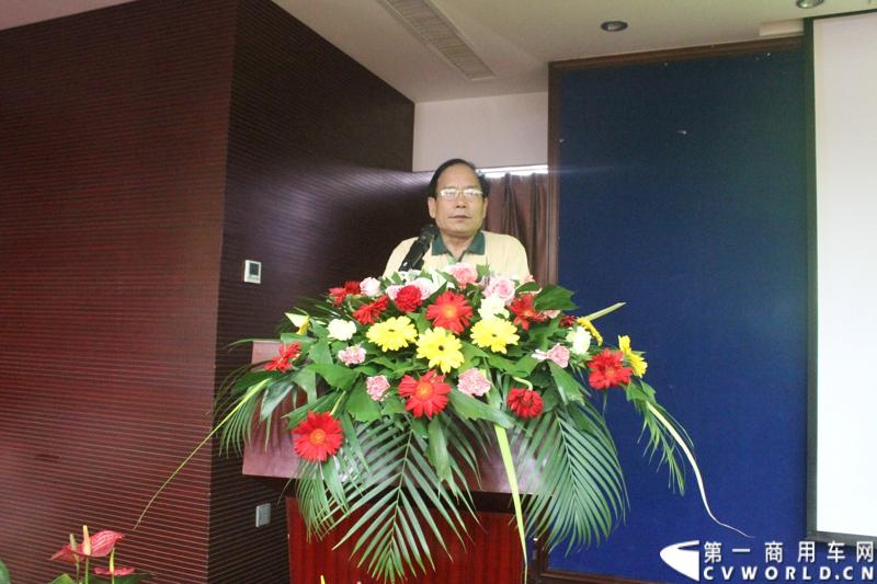 5月14日，山东皓宇橡胶有限公司（生产犇牛轮胎）在山东寿光凯莱大酒店举行皓宇集团五周年庆典暨品牌研讨会。来自全国的近200位经销商以及媒体参加了庆典活动。图为皓宇集团董事长兼总经理朱云成回顾集团发展历史。