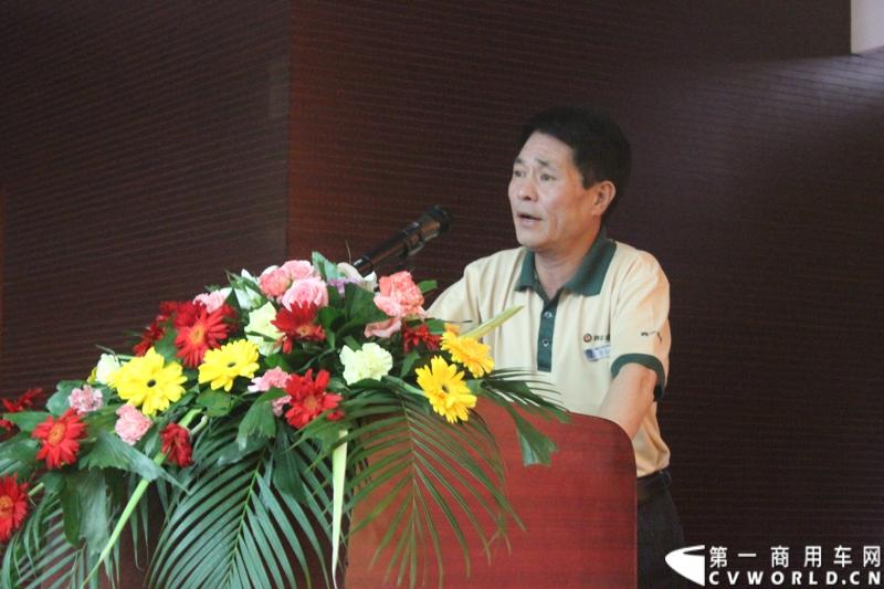 5月14日，山东皓宇橡胶有限公司（生产犇牛轮胎）在山东寿光凯莱大酒店举行皓宇集团五周年庆典暨品牌研讨会。来自全国的近200位经销商以及媒体参加了庆典活动。图为皓宇集团常务副总经理李景泉发布《品牌战略与发展》报告书。