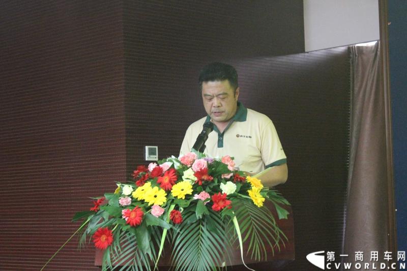 5月14日，山东皓宇橡胶有限公司（生产犇牛轮胎）在山东寿光凯莱大酒店举行皓宇集团五周年庆典暨品牌研讨会。来自全国的近200位经销商以及媒体参加了庆典活动。图为黑猫炭黑总经理发言。