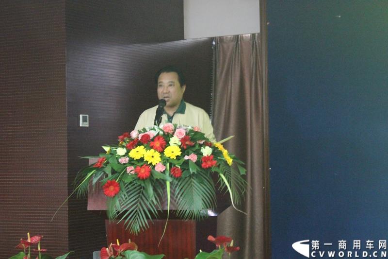 5月14日，山东皓宇橡胶有限公司（生产犇牛轮胎）在山东寿光凯莱大酒店举行皓宇集团五周年庆典暨品牌研讨会。来自全国的近200位经销商以及媒体参加了庆典活动。图为经销商发言。