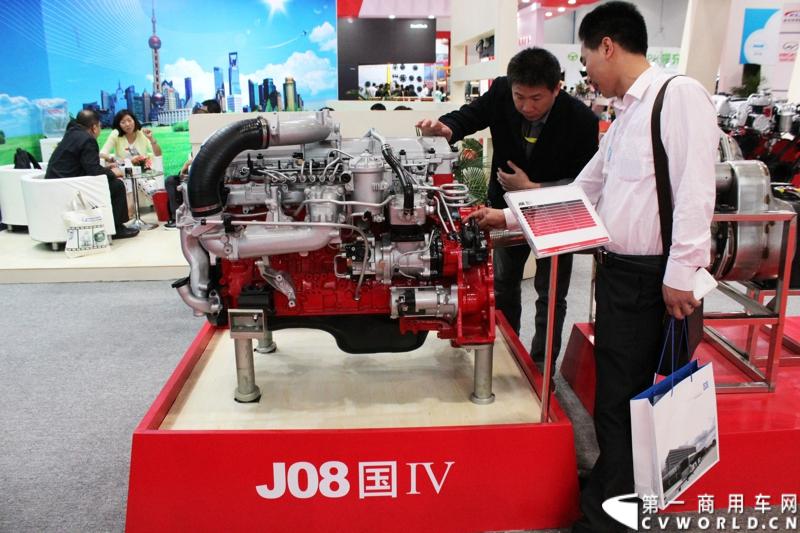 5月14日-16日，上海日野发动机有限公司携P11C和J08E两款高端柴油发动机亮相2014北京道路运输展。图为参观者资讯上海日野工作人员。
