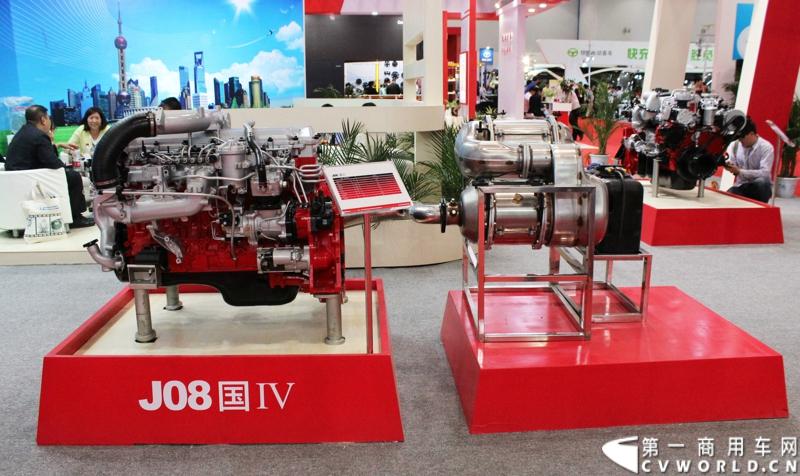 J08E-VK国IV电控共轨中重型发动机，排量为7.7L，缸径112mm，行程120mm，缸心距126mm，其功率覆盖范围为199-270kW。该发动机采用独特的顶置凸轮驱动和后置齿轮传动系统，具有很高的轻量化水平，可配套应用于搅拌车、长途客车、公交车和旅居车等车型。