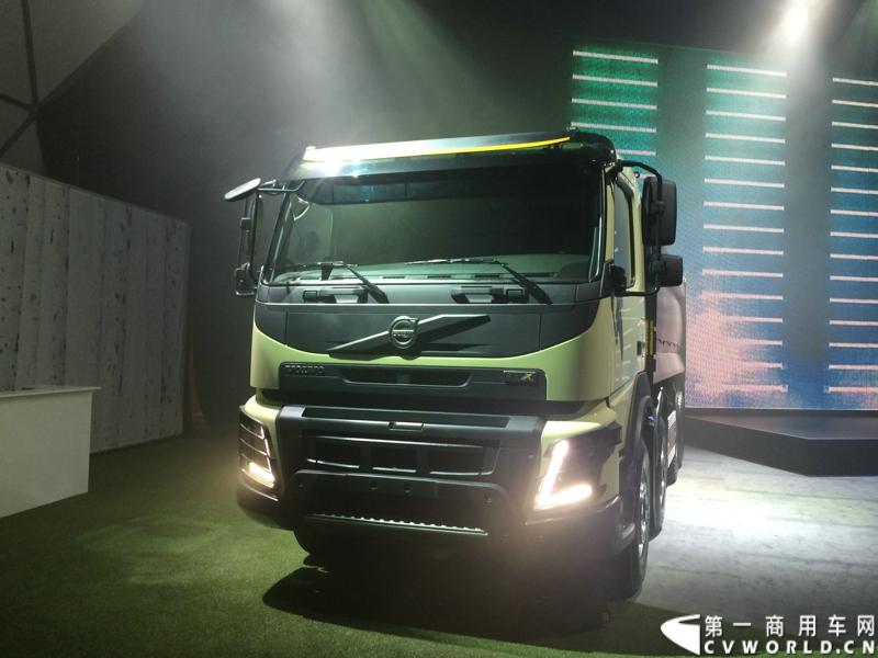 5月19日，韩国首尔，沃尔沃卡车全新系列正式进入亚洲市场，包括荣获欧洲“2014国际年度重卡”称号的沃尔沃旗舰车型——全新FH。通过一系列上市活动，沃尔沃集团将高端卡车的定义推向更高标准，并将引领运输业的发展。图为沃尔沃全新FMX亚洲上市。