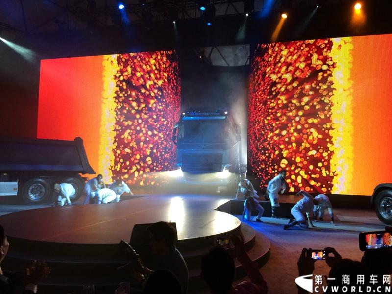 5月19日，韩国首尔，沃尔沃卡车全新系列正式进入亚洲市场，包括荣获欧洲“2014国际年度重卡”称号的沃尔沃旗舰车型——全新FH。通过一系列上市活动，沃尔沃集团将高端卡车的定义推向更高标准，并将引领运输业的发展。图为沃尔沃全新FH旗舰车型亚洲上市。