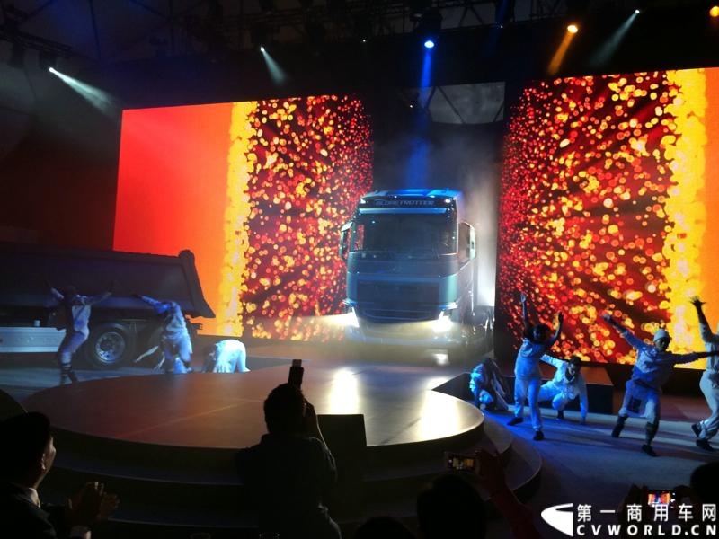 5月19日，韩国首尔，沃尔沃卡车全新系列正式进入亚洲市场，包括荣获欧洲“2014国际年度重卡”称号的沃尔沃旗舰车型——全新FH。通过一系列上市活动，沃尔沃集团将高端卡车的定义推向更高标准，并将引领运输业的发展。图为沃尔沃全新FH旗舰车型亚洲上市。