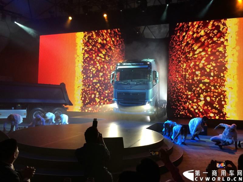 5月19日，韩国首尔，沃尔沃卡车全新系列正式进入亚洲市场，包括荣获欧洲“2014国际年度重卡”称号的沃尔沃旗舰车型——全新FH。通过一系列上市活动，沃尔沃集团将高端卡车的定义推向更高标准，并将引领运输业的发展。图为沃尔沃全新FH旗舰车型亚洲上市。