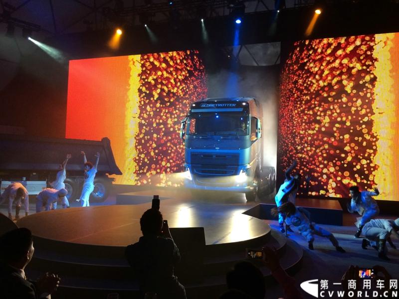 5月19日，韩国首尔，沃尔沃卡车全新系列正式进入亚洲市场，包括荣获欧洲“2014国际年度重卡”称号的沃尔沃旗舰车型——全新FH。通过一系列上市活动，沃尔沃集团将高端卡车的定义推向更高标准，并将引领运输业的发展。图为沃尔沃全新FH旗舰车型亚洲上市。