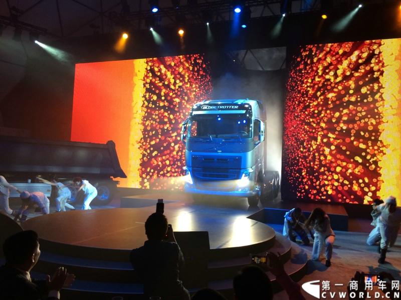 5月19日，韩国首尔，沃尔沃卡车全新系列正式进入亚洲市场，包括荣获欧洲“2014国际年度重卡”称号的沃尔沃旗舰车型——全新FH。通过一系列上市活动，沃尔沃集团将高端卡车的定义推向更高标准，并将引领运输业的发展。图为沃尔沃全新FH旗舰车型亚洲上市。