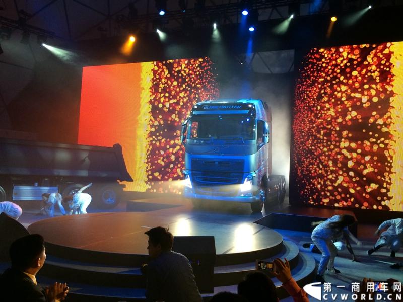 5月19日，韩国首尔，沃尔沃卡车全新系列正式进入亚洲市场，包括荣获欧洲“2014国际年度重卡”称号的沃尔沃旗舰车型——全新FH。通过一系列上市活动，沃尔沃集团将高端卡车的定义推向更高标准，并将引领运输业的发展。图为沃尔沃全新FH旗舰车型亚洲上市。