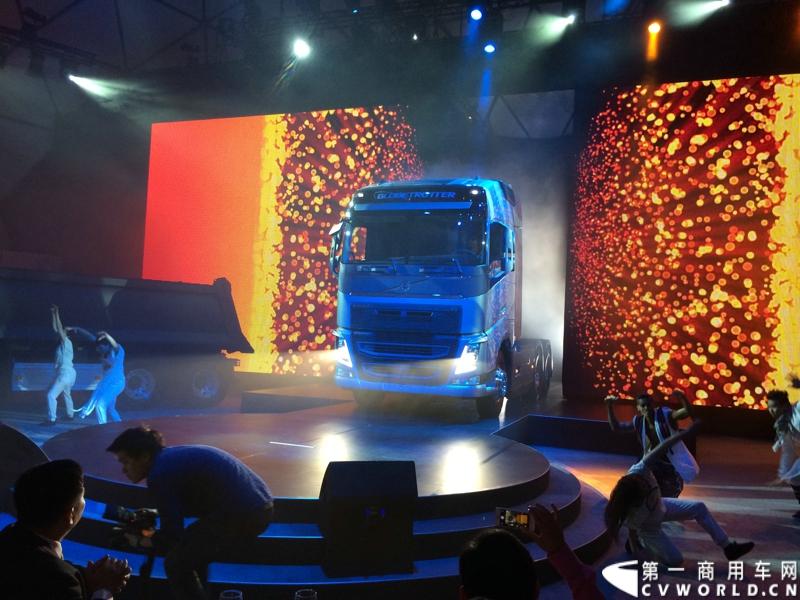 5月19日，韩国首尔，沃尔沃卡车全新系列正式进入亚洲市场，包括荣获欧洲“2014国际年度重卡”称号的沃尔沃旗舰车型——全新FH。通过一系列上市活动，沃尔沃集团将高端卡车的定义推向更高标准，并将引领运输业的发展。图为沃尔沃全新FH旗舰车型亚洲上市。