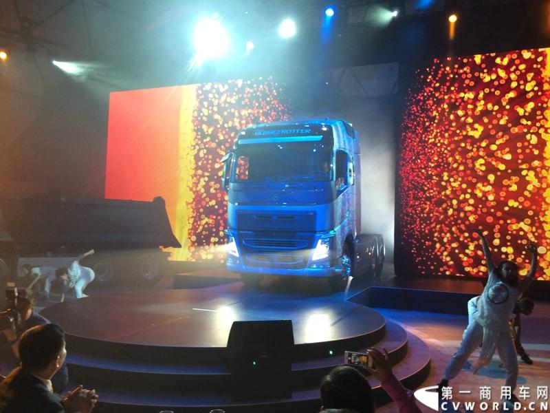 5月19日，韩国首尔，沃尔沃卡车全新系列正式进入亚洲市场，包括荣获欧洲“2014国际年度重卡”称号的沃尔沃旗舰车型——全新FH。通过一系列上市活动，沃尔沃集团将高端卡车的定义推向更高标准，并将引领运输业的发展。图为沃尔沃全新FH旗舰车型亚洲上市。