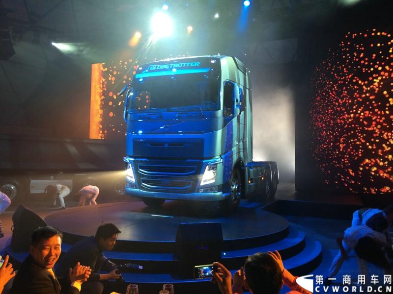 5月19日，韩国首尔，沃尔沃卡车全新系列正式进入亚洲市场，包括荣获欧洲“2014国际年度重卡”称号的沃尔沃旗舰车型——全新FH。通过一系列上市活动，沃尔沃集团将高端卡车的定义推向更高标准，并将引领运输业的发展。图为沃尔沃全新FH旗舰车型亚洲上市。