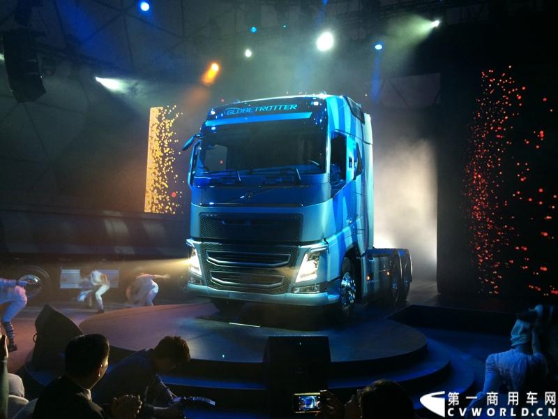 5月19日，韩国首尔，沃尔沃卡车全新系列正式进入亚洲市场，包括荣获欧洲“2014国际年度重卡”称号的沃尔沃旗舰车型——全新FH。通过一系列上市活动，沃尔沃集团将高端卡车的定义推向更高标准，并将引领运输业的发展。图为沃尔沃全新FH旗舰车型亚洲上市。