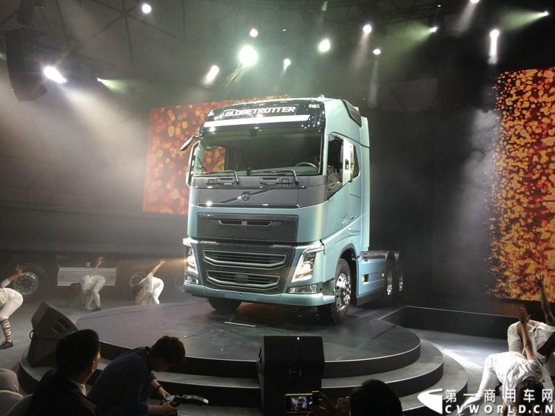 5月19日，韩国首尔，沃尔沃卡车全新系列正式进入亚洲市场，包括荣获欧洲“2014国际年度重卡”称号的沃尔沃旗舰车型——全新FH。通过一系列上市活动，沃尔沃集团将高端卡车的定义推向更高标准，并将引领运输业的发展。图为沃尔沃全新FH旗舰车型亚洲上市。