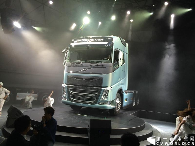 5月19日，韩国首尔，沃尔沃卡车全新系列正式进入亚洲市场，包括荣获欧洲“2014国际年度重卡”称号的沃尔沃旗舰车型——全新FH。通过一系列上市活动，沃尔沃集团将高端卡车的定义推向更高标准，并将引领运输业的发展。图为沃尔沃全新FH旗舰车型亚洲上市。