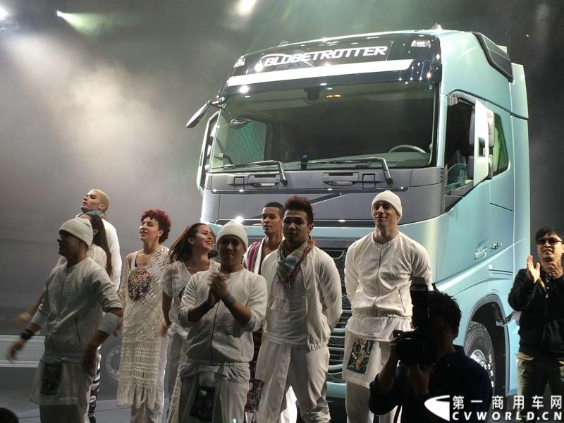 5月19日，韩国首尔，沃尔沃卡车全新系列正式进入亚洲市场，包括荣获欧洲“2014国际年度重卡”称号的沃尔沃旗舰车型——全新FH。通过一系列上市活动，沃尔沃集团将高端卡车的定义推向更高标准，并将引领运输业的发展。图为沃尔沃全新FH旗舰车型亚洲上市。