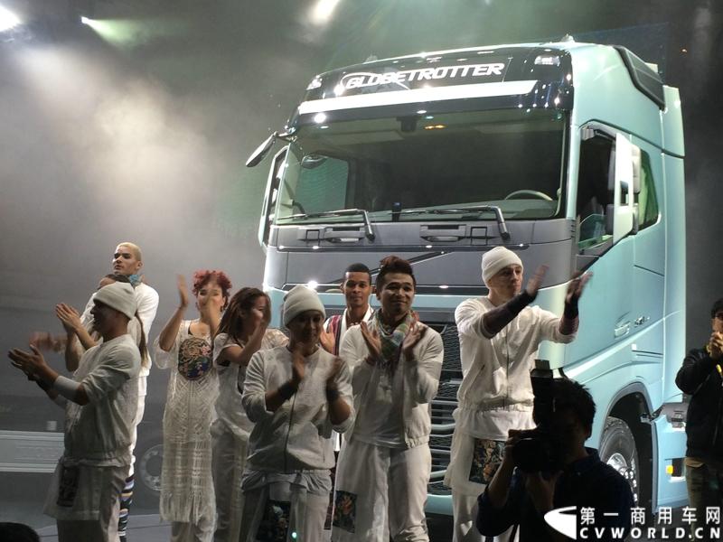 5月19日，韩国首尔，沃尔沃卡车全新系列正式进入亚洲市场，包括荣获欧洲“2014国际年度重卡”称号的沃尔沃旗舰车型——全新FH。通过一系列上市活动，沃尔沃集团将高端卡车的定义推向更高标准，并将引领运输业的发展。图为沃尔沃全新FH旗舰车型亚洲上市。