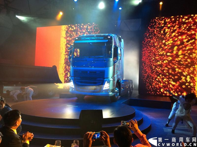 5月19日，韩国首尔，沃尔沃卡车全新系列正式进入亚洲市场，包括荣获欧洲“2014国际年度重卡”称号的沃尔沃旗舰车型——全新FH。通过一系列上市活动，沃尔沃集团将高端卡车的定义推向更高标准，并将引领运输业的发展。图为沃尔沃全新FH旗舰车型亚洲上市。