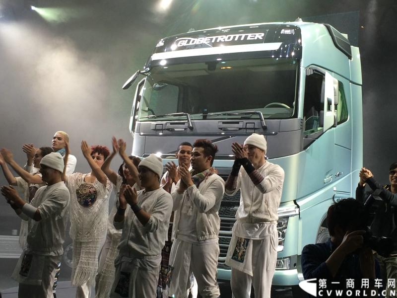 5月19日，韩国首尔，沃尔沃卡车全新系列正式进入亚洲市场，包括荣获欧洲“2014国际年度重卡”称号的沃尔沃旗舰车型——全新FH。通过一系列上市活动，沃尔沃集团将高端卡车的定义推向更高标准，并将引领运输业的发展。图为沃尔沃全新FH旗舰车型亚洲上市。