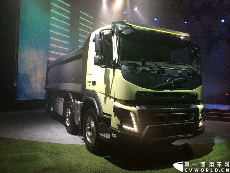 5月19日，韩国首尔，沃尔沃卡车全新系列正式进入亚洲市场，包括荣获欧洲“2014国际年度重卡”称号的沃尔沃旗舰车型——全新FH。通过一系列上市活动，沃尔沃集团将高端卡车的定义推向更高标准，并将引领运输业的发展。图为沃尔沃全新FMX亚洲上市。