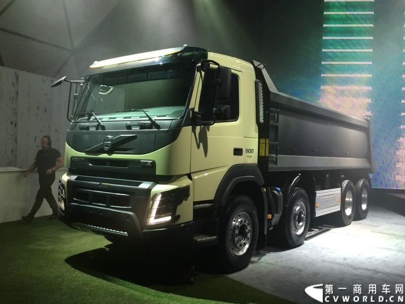 5月19日，韩国首尔，沃尔沃卡车全新系列正式进入亚洲市场，包括荣获欧洲“2014国际年度重卡”称号的沃尔沃旗舰车型——全新FH。通过一系列上市活动，沃尔沃集团将高端卡车的定义推向更高标准，并将引领运输业的发展。图为沃尔沃全新FMX亚洲上市。