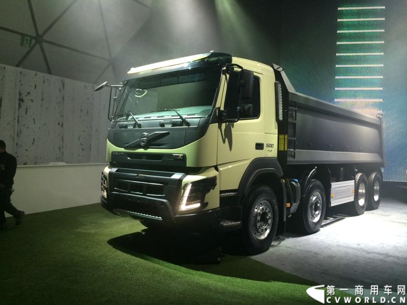 5月19日，韩国首尔，沃尔沃卡车全新系列正式进入亚洲市场，包括荣获欧洲“2014国际年度重卡”称号的沃尔沃旗舰车型——全新FH。通过一系列上市活动，沃尔沃集团将高端卡车的定义推向更高标准，并将引领运输业的发展。图为沃尔沃全新FMX亚洲上市。