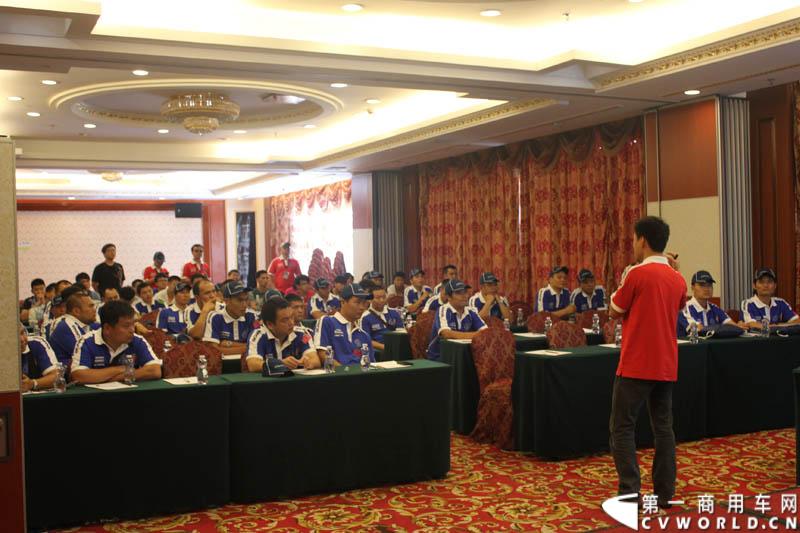 “2014斯堪尼亚中国卡车驾驶员大赛”首站区域赛于6月15日在深圳鸣锣开战。50名顶尖选手从约500名深圳区域报名者中脱颖而出，争夺深圳区域赛的前三甲。图为赛前培训。