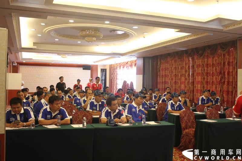 “2014斯堪尼亚中国卡车驾驶员大赛”首站区域赛于6月15日在深圳鸣锣开战。50名顶尖选手从约500名深圳区域报名者中脱颖而出，争夺深圳区域赛的前三甲。图为赛前培训。