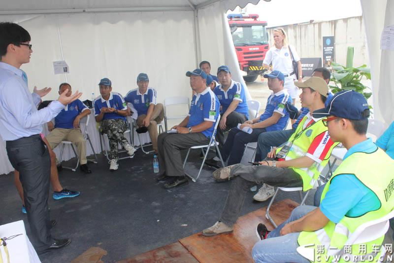 “2014斯堪尼亚中国卡车驾驶员大赛”首站区域赛于6月15日在深圳鸣锣开战。50名顶尖选手从约500名深圳区域报名者中脱颖而出，争夺深圳区域赛的前三甲。图为赛前培训。