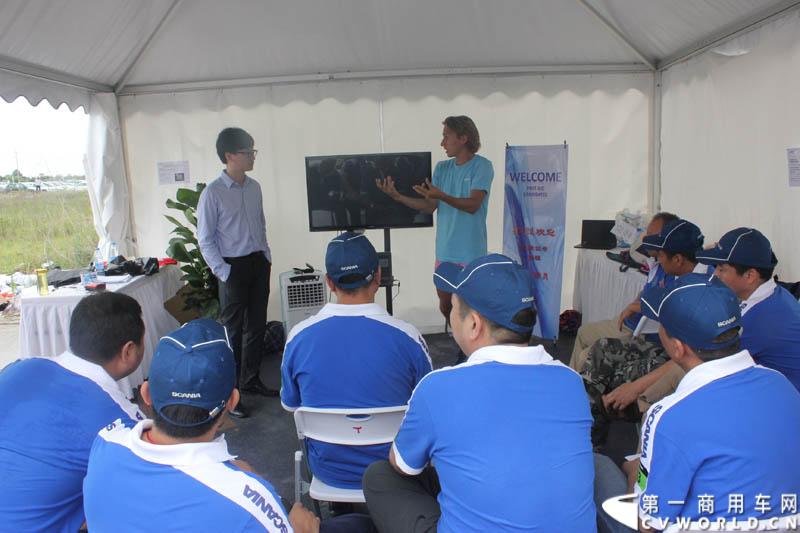 “2014斯堪尼亚中国卡车驾驶员大赛”首站区域赛于6月15日在深圳鸣锣开战。50名顶尖选手从约500名深圳区域报名者中脱颖而出，争夺深圳区域赛的前三甲。图为赛前培训。