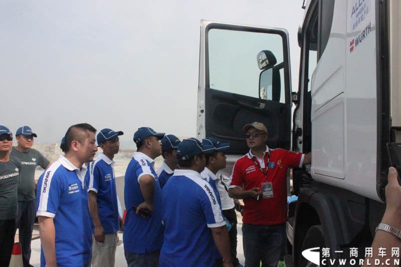 “2014斯堪尼亚中国卡车驾驶员大赛”首站区域赛于6月15日在深圳鸣锣开战。50名顶尖选手从约500名深圳区域报名者中脱颖而出，争夺深圳区域赛的前三甲。图为赛前培训。