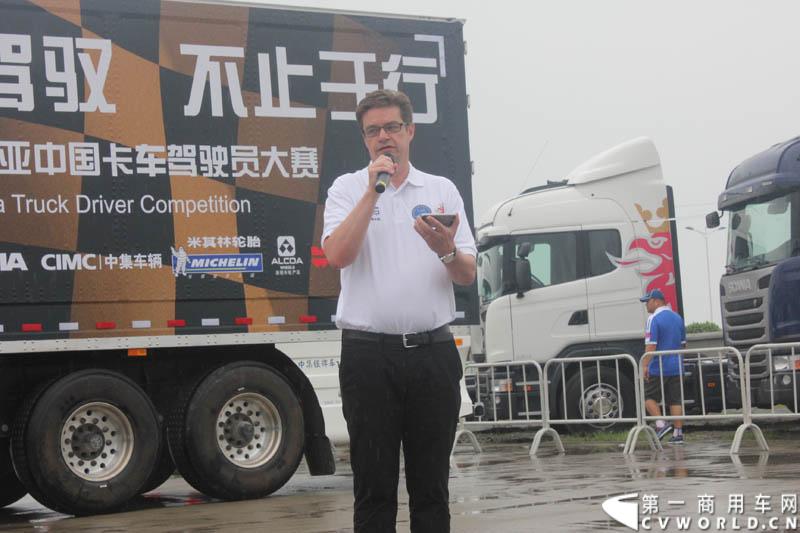 “2014斯堪尼亚中国卡车驾驶员大赛”首站区域赛于6月15日在深圳鸣锣开战。50名顶尖选手从约500名深圳区域报名者中脱颖而出，争夺深圳区域赛的前三甲。图为斯堪尼亚销售（中国）有限公司总经理苏博伦（Peter Sj.blom)致辞。