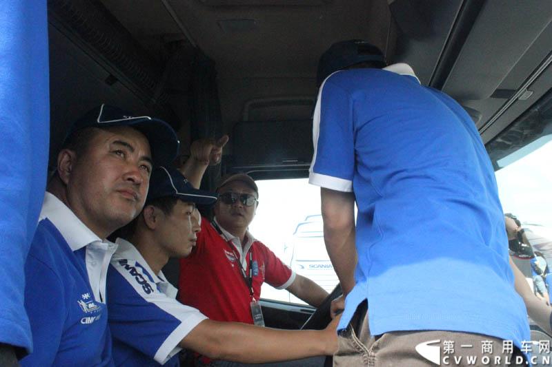 “2014斯堪尼亚中国卡车驾驶员大赛”首站区域赛于6月15日在深圳鸣锣开战。50名顶尖选手从约500名深圳区域报名者中脱颖而出，争夺深圳区域赛的前三甲。图为赛前培训。