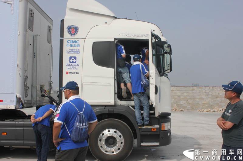 “2014斯堪尼亚中国卡车驾驶员大赛”首站区域赛于6月15日在深圳鸣锣开战。50名顶尖选手从约500名深圳区域报名者中脱颖而出，争夺深圳区域赛的前三甲。图为赛前培训。