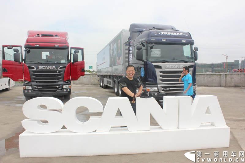 “2014斯堪尼亚中国卡车驾驶员大赛”首站区域赛于6月15日在深圳鸣锣开战。50名顶尖选手从约500名深圳区域报名者中脱颖而出，争夺深圳区域赛的前三甲。图为比赛现场的斯堪尼亚重卡。