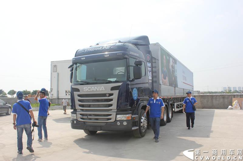 “2014斯堪尼亚中国卡车驾驶员大赛”首站区域赛于6月15日在深圳鸣锣开战。50名顶尖选手从约500名深圳区域报名者中脱颖而出，争夺深圳区域赛的前三甲。图为比赛现场的斯堪尼亚重卡。