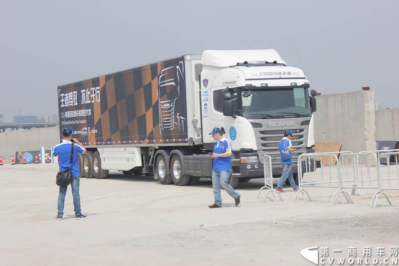 “2014斯堪尼亚中国卡车驾驶员大赛”首站区域赛于6月15日在深圳鸣锣开战。50名顶尖选手从约500名深圳区域报名者中脱颖而出，争夺深圳区域赛的前三甲。图为比赛现场的斯堪尼亚重卡。