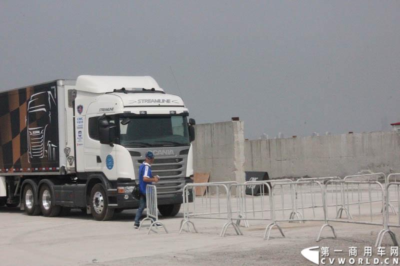 “2014斯堪尼亚中国卡车驾驶员大赛”首站区域赛于6月15日在深圳鸣锣开战。50名顶尖选手从约500名深圳区域报名者中脱颖而出，争夺深圳区域赛的前三甲。图为比赛现场的斯堪尼亚重卡。