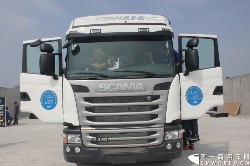 “2014斯堪尼亚中国卡车驾驶员大赛”首站区域赛于6月15日在深圳鸣锣开战。50名顶尖选手从约500名深圳区域报名者中脱颖而出，争夺深圳区域赛的前三甲。图为比赛现场的斯堪尼亚重卡。